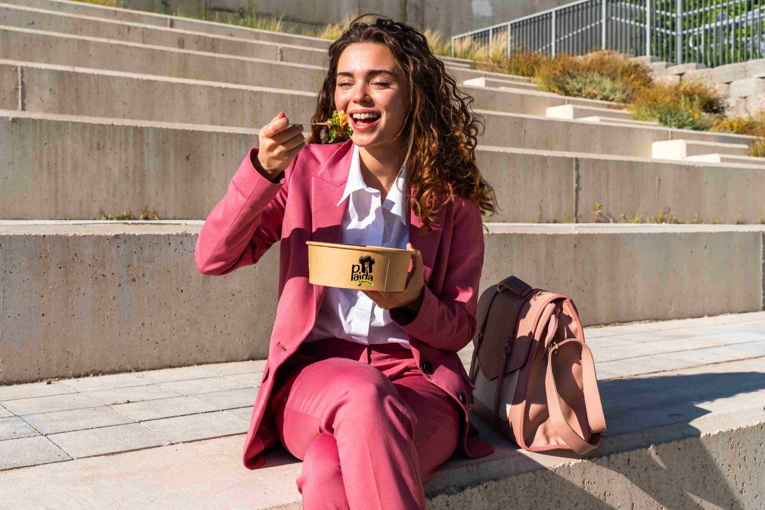 Kobieta je sałatkę Pajda Catering