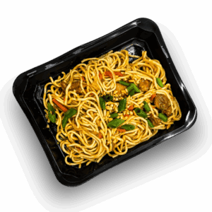 Orientalne noodles z mięsem drobiowym, kiełkami fasoli mung i pekińską