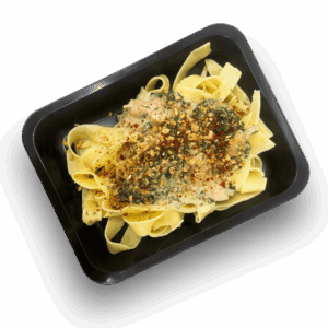 Pappardelle z kurczakiem, szpinakiem i posypką z prażonych orzechów