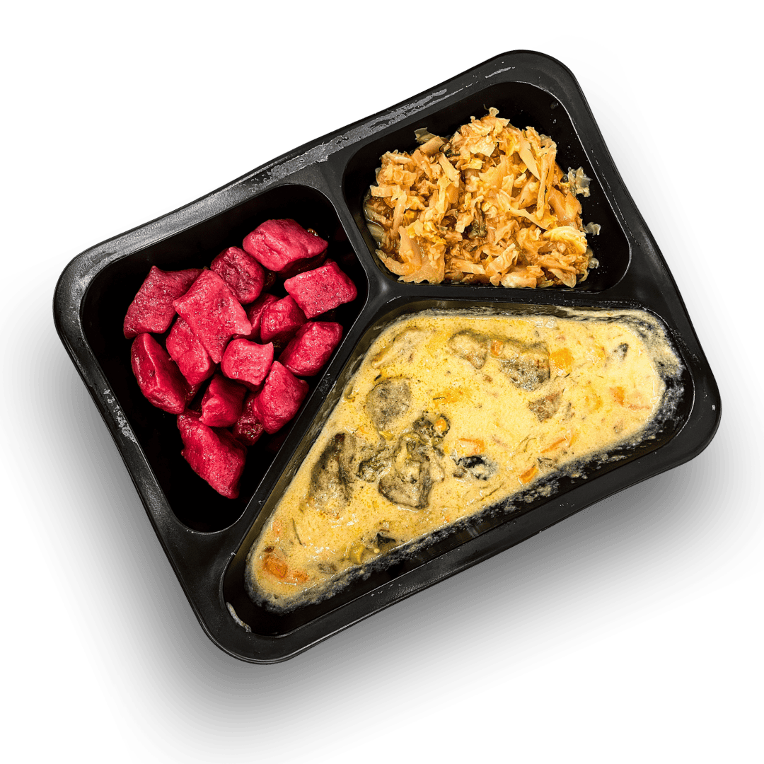 Potrawka wołowa z marchewką i jarmużem, kopytka buraczane, kapusta zasmażana