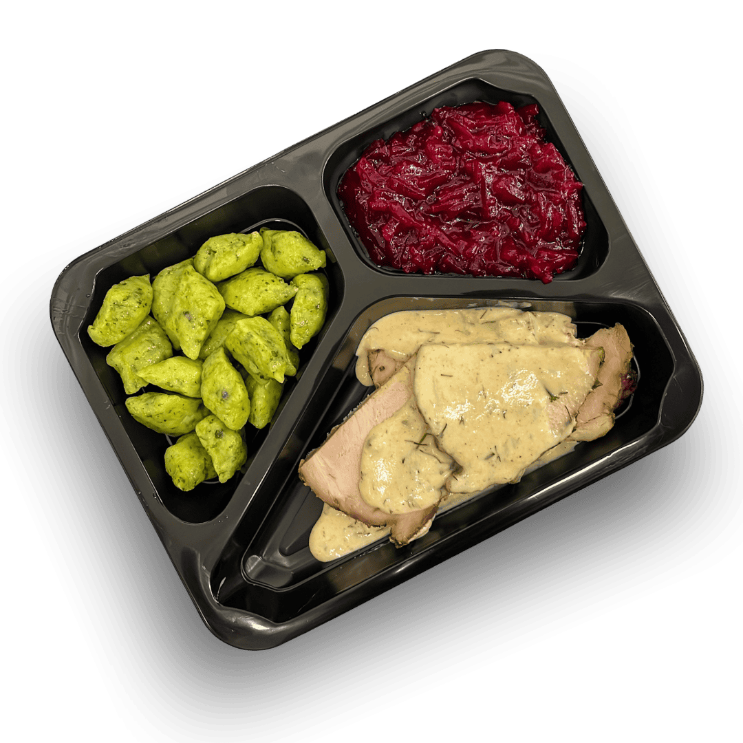 Soczysta szynka w sosie koperkowym, podana z puszystymi kopytkami szpinakowymi i tradycyjnymi, zasmażanymi buraczkami.