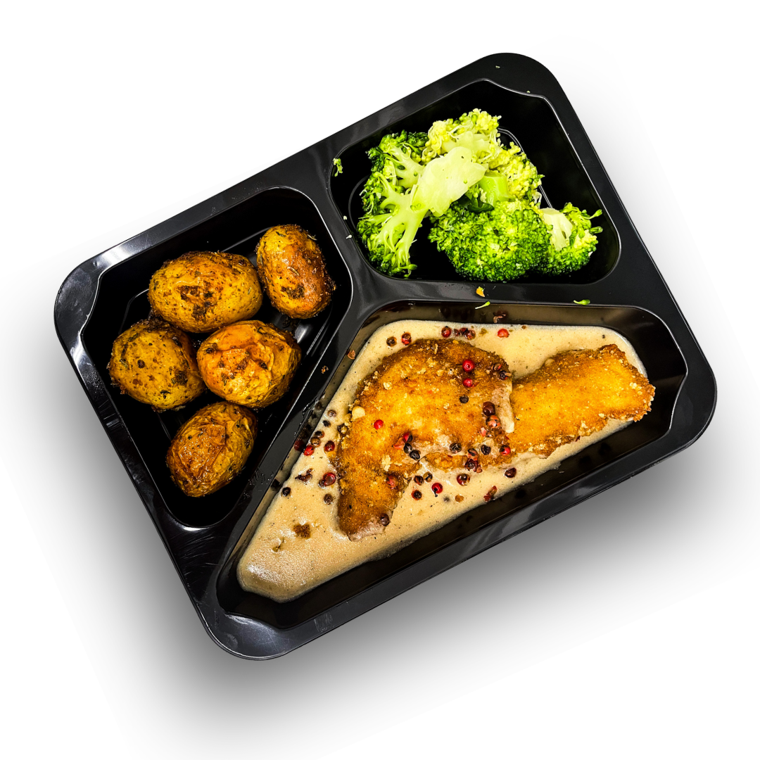 Udziec z indyka w sosie z czerwonego pieprzu, ziemniaki opiekane, brokuł blanszowany