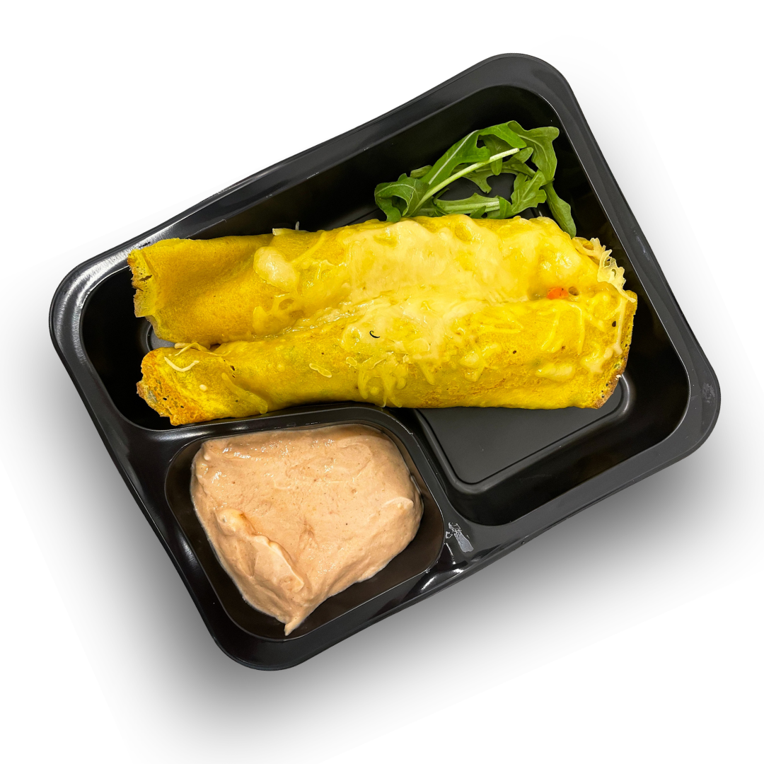 Żółte naleśniki z farszem kapuściano-pieczarkowym, dip pomidorowy